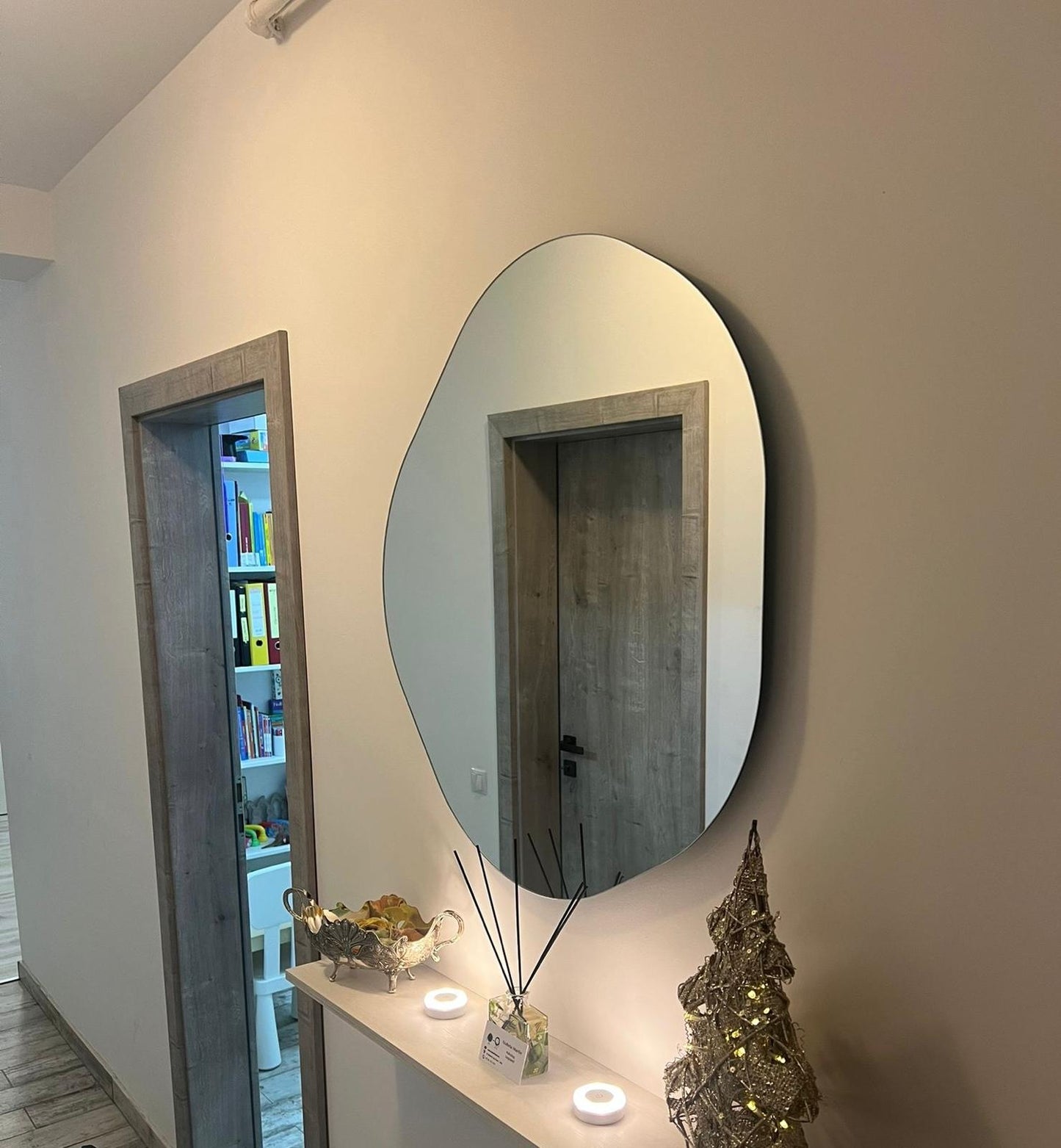 Oglindă decorativă cu formă organică – design minimalist