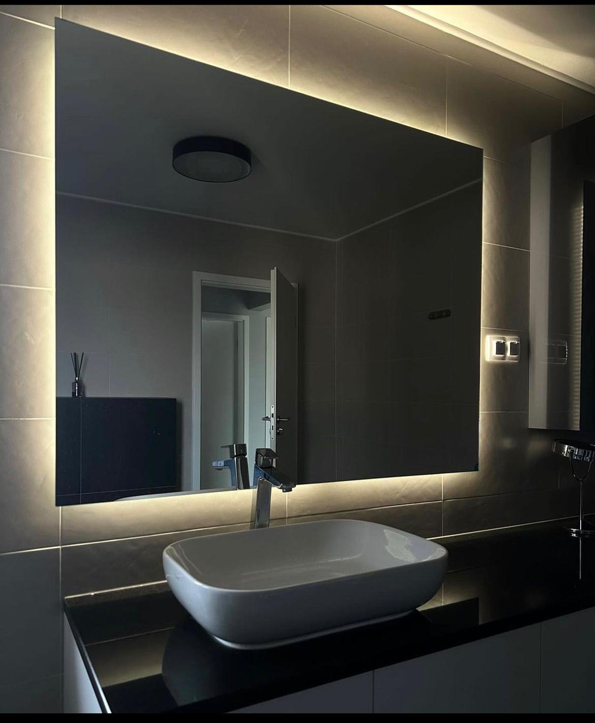 Oglindă LED pentru baie dreptunghiulară